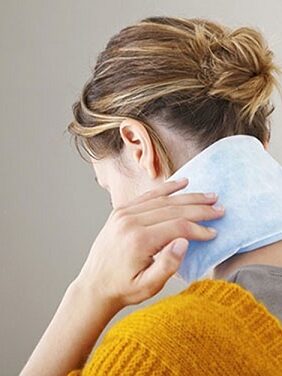 đau cổ vai gáy nên chườm nóng hay chườm lạnh