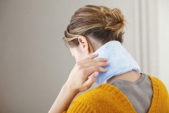 đau cổ vai gáy nên chườm nóng hay chườm lạnh