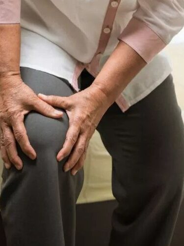 đau khớp gối khu đứng lên ngồi xuống có sao không
