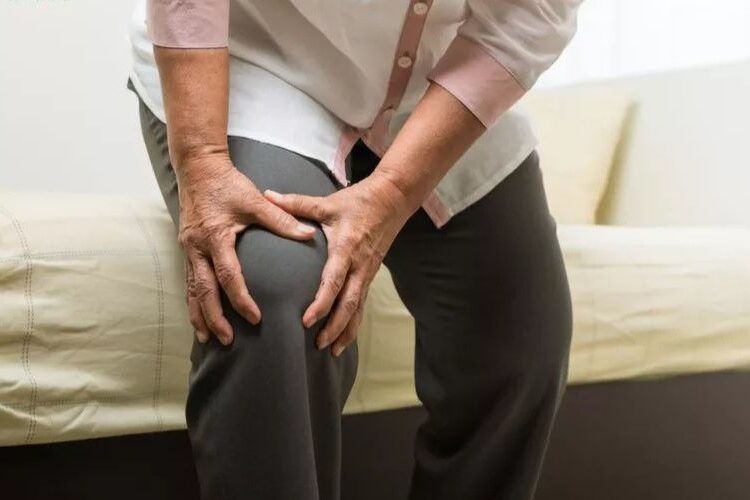 đau khớp gối khu đứng lên ngồi xuống có sao không