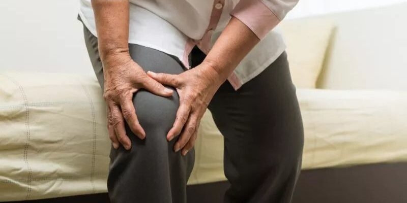 dau-khop-goi-khi-dung-len-ngoi-xuong-co-sao-khong đau khớp gối khu đứng lên ngồi xuống có sao không
